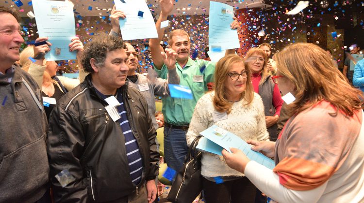 Tarde de emociones en Terrazas: unas 100 familias recibieron sus escrituras