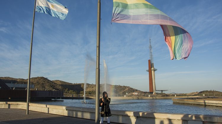 La bandera del Orgullo flamea en Terrazas del Portezuelo