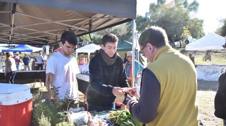 Ya se vive al pie de las sierras una nueva Feria de Pequeños y Medianos Productores