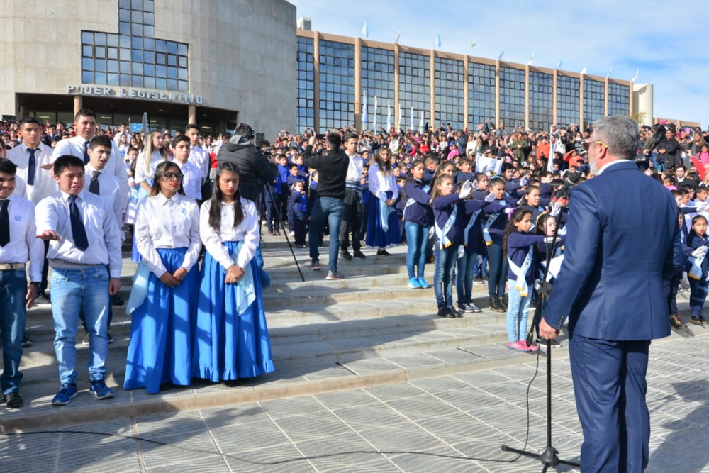 El vicegobernador Carlos Ponce le tomó la promesa de lealtad a la Bandera a casi 1.000 alumnos.