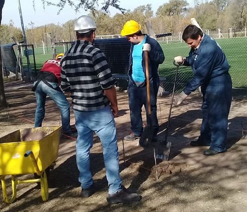 Alumnos de albañilería comenzaron obras en el predio de la Liga de Fútbol