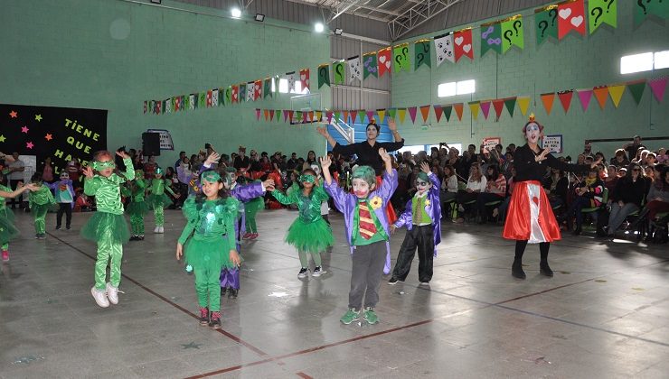 Niñas y niños brillaron en el encuentro de jardines de la Escuela “Carlos Juan Rodríguez”