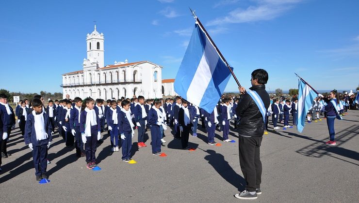 Más de 350 estudiantes de La Punta prometieron lealtad a la Bandera