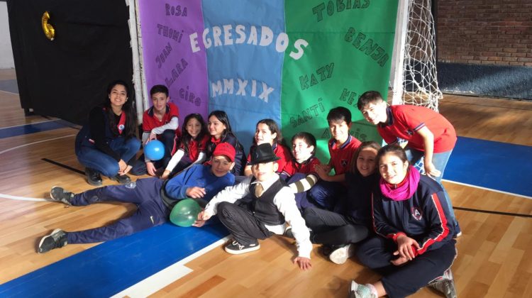 Los chicos de la escuela generativa “Alberdi” presentaron sus buzos