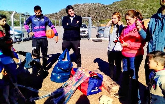 Entregaron materiales deportivos al Potrero Hockey Club