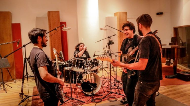 “AM” llevó su música indie a los estudios de grabación