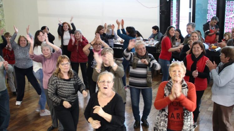 Cada vez son más los adultos mayores que eligen pasar sus sábados en la “Tarde con los Abuelos”