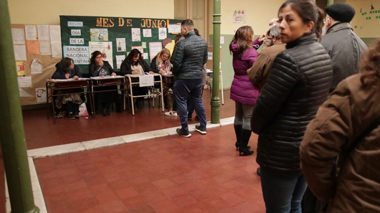 Aún con el apagón masivo que afectó a gran parte del país, los puntanos votaron en toda la Provincia