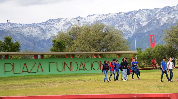 Frío, lloviznas y vientos fuertes en la tarde del lunes, con probables nevadas en las sierras