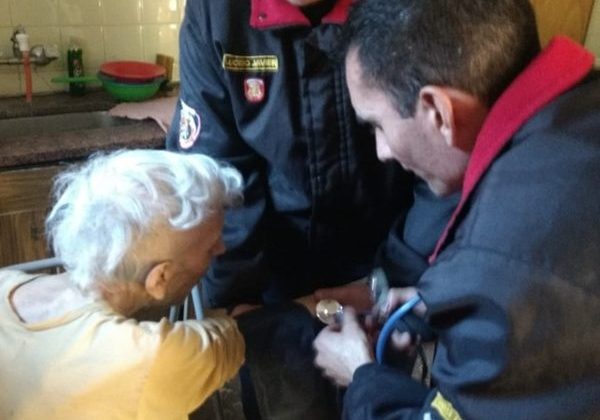 Bomberos de la Policía provincial rescataron a un anciano ciego y les agradeció con un emotivo concierto de piano