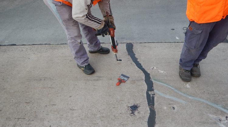 Trabajos de mantenimiento y costura de losas en rutas y autopistas