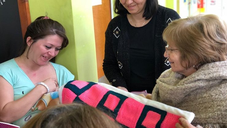 El Club de Jóvenes Mayores donó ajuares para bebés en la Maternidad “Teresita Baigorria”