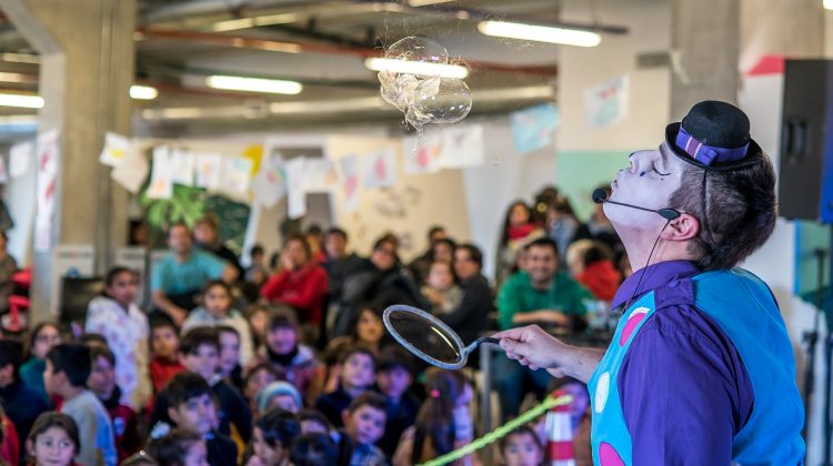 En estas vacaciones, La Pedrera recibe a los visitantes con show de payasos y karaoke