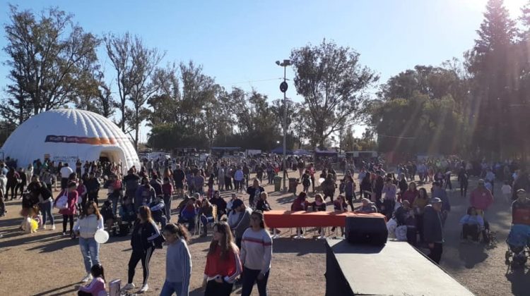 Con exposiciones, música y desfile de mascotas, Turismo y Parques despidió las vacaciones en el Parque de las Naciones