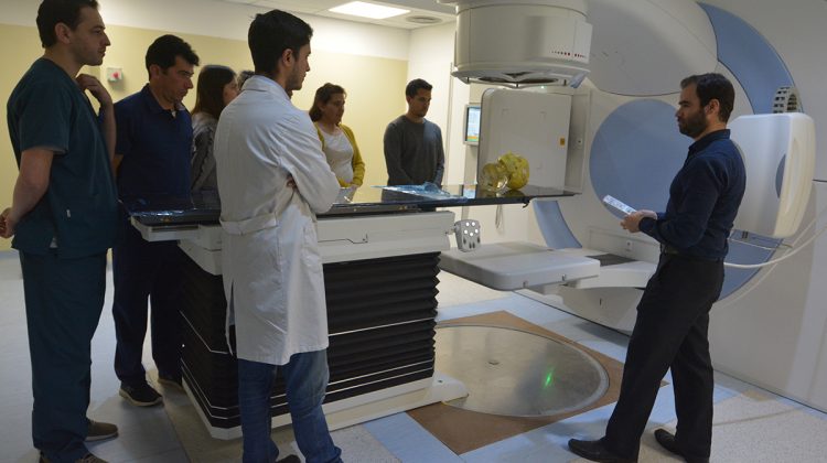 Un nuevo paso para la habilitación del servicio de radioterapia: los profesionales de la salud realizan prácticas con el acelerador lineal