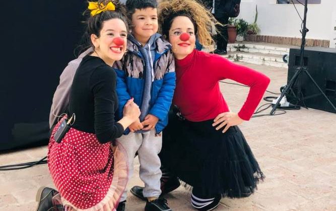 Los chicos se divierten en la Réplica del Cabildo