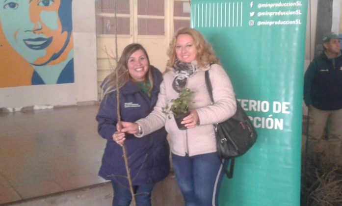 La semana finalizó con más familias que recibieron su árbol frutal y su planta aromática