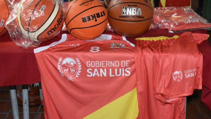 Continúa la entrega de camisetas a clubes de toda la provincia