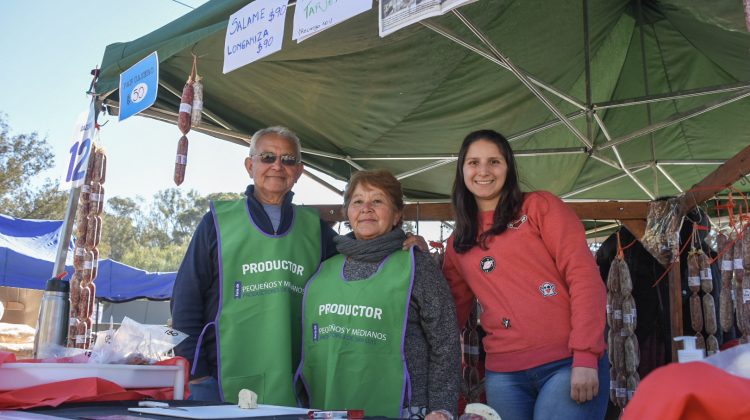 Sonrisas de un lado y del otro del mostrador