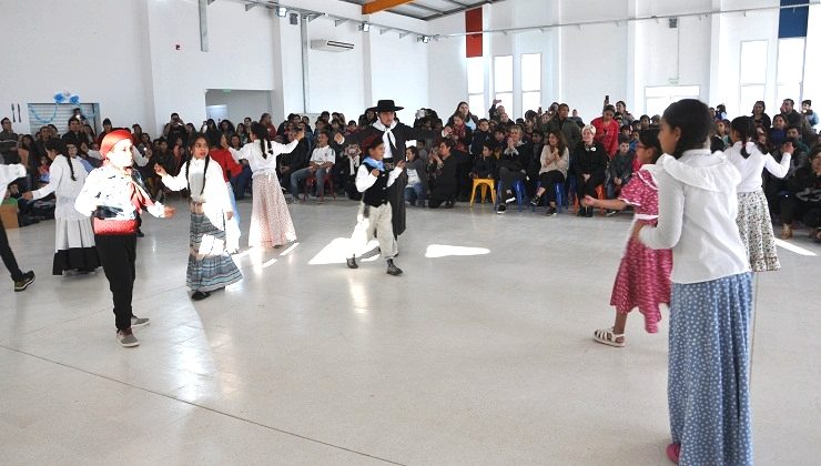 La Escuela “Pueblo Puntano de la Independencia” rindió homenaje a la Patria