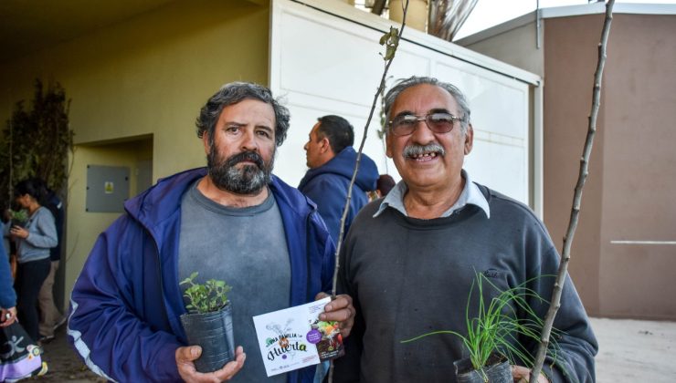 Nuevas familias reciben la primera parte del kit frutihortícola