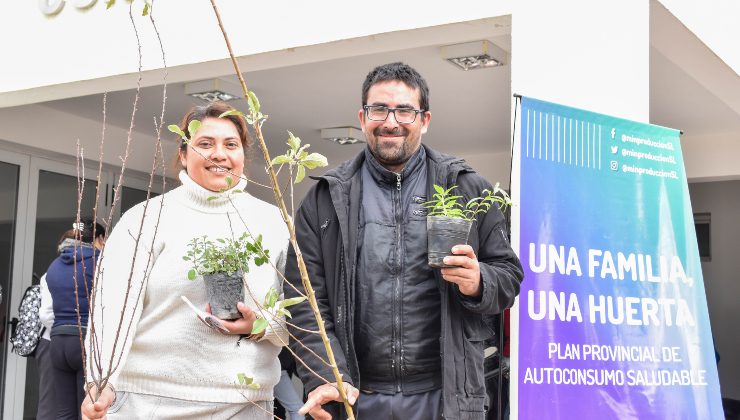 Los frutales y las aromáticas llegan al barrio Eva Perón y sus anexos