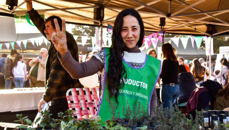 Empezó en la Feria de Productores y llegó con sus aromáticas al Plan “Una familia, una huerta”