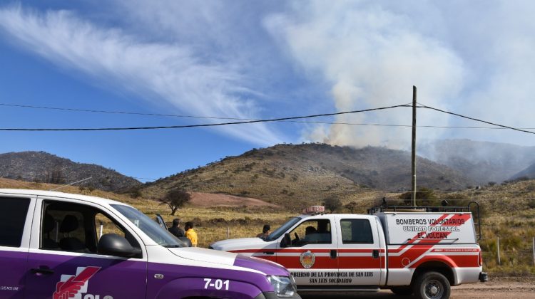 Bomberos y brigadistas controlaron el incendio forestal en la zona serrana