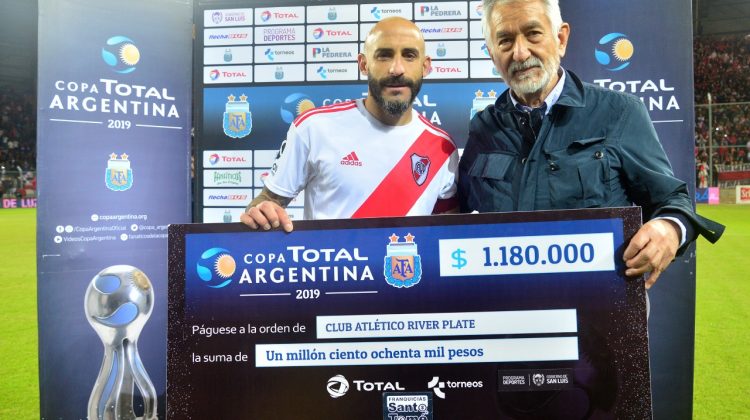 El gobernador le entregó el premio al “Millonario” por la clasificación en la Copa Argentina