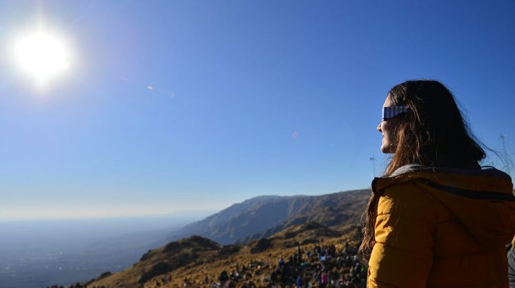 Ante miles de espectadores, el eclipse solar “coronó” el cielo merlino