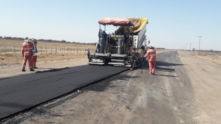 Ruta provincial N° 11: realizan el bacheo profundo y la reconstrucción de la carpeta asfáltica