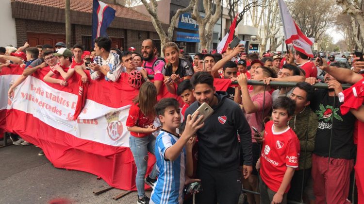 Cariños, saludos y fotos para los “Diablos Rojos” que ya están en Villa Mercedes