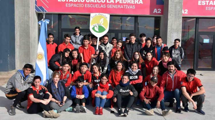 Un trabajo práctico de la escuela generativa “Terra Mater” se suma a la concientización ambiental   