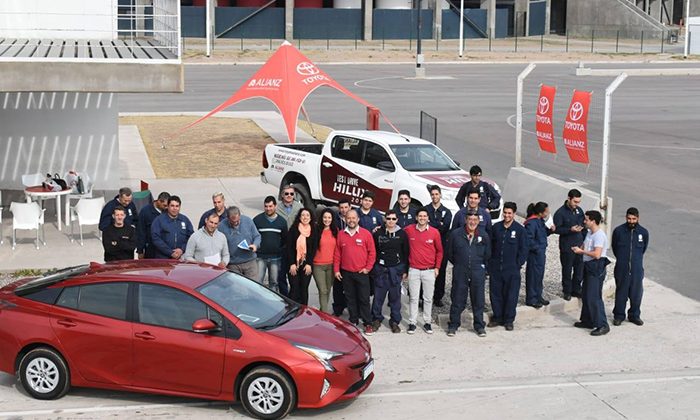 Alumnos de la UPrO fueron capacitados en motores híbridos