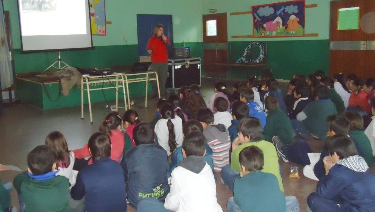 Los chicos de la escuela de Villa de Praga aprendieron sobre mascotismo