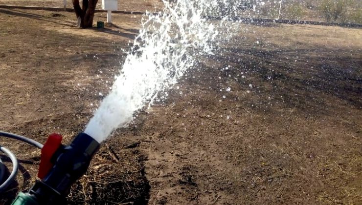 El agua llega a la pequeña escuela del paraje La Salvadora 