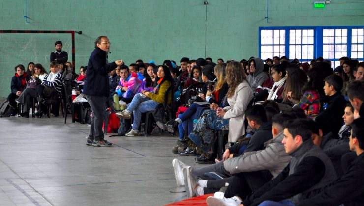 Más de 500 estudiantes participaron de una charla sobre educación financiera