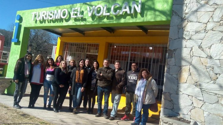 Capacitan a informantes turísticos de El Volcán