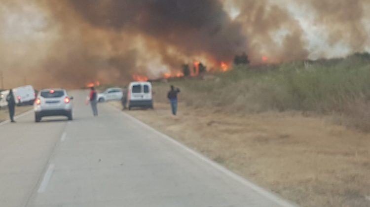 Bomberos combaten un incendio entre Santa Rosa del Conlara y Concarán