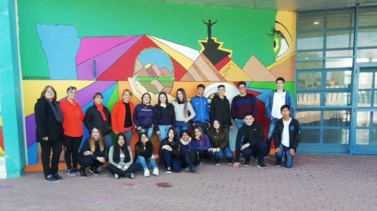 Los artistas pintan junto a alumnos murales colectivos