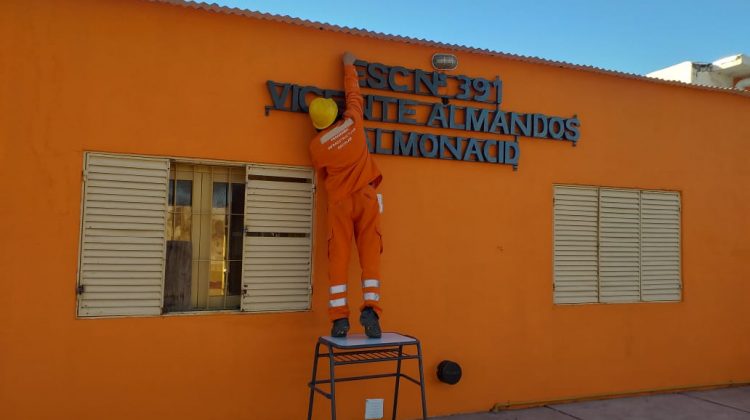 Las cuadrillas de Infraestructura Escolar trabajan en escuelas rurales