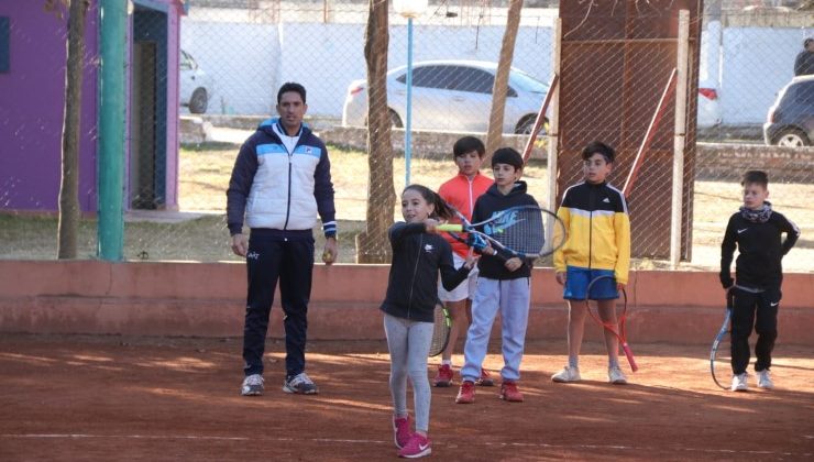 Martín Vassallo Argüello y Florencia Molinero entrenaron a tenistas puntanos en el “Ave Fénix”