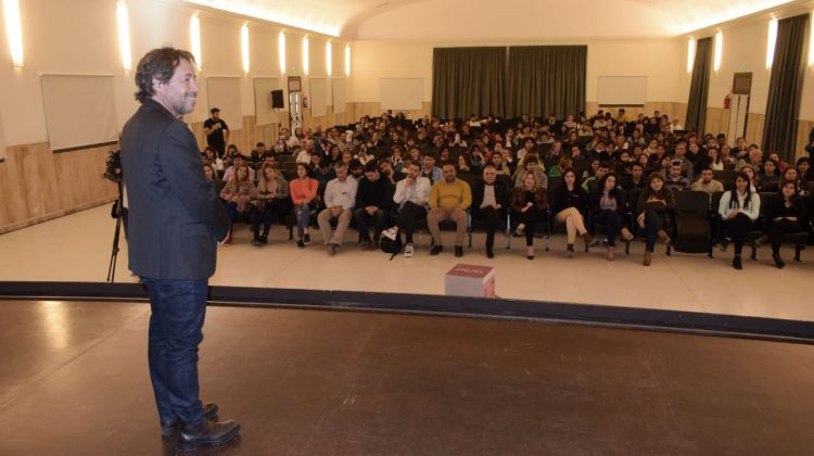 “El Señor del Calzado” disertó ante un auditorio colmado