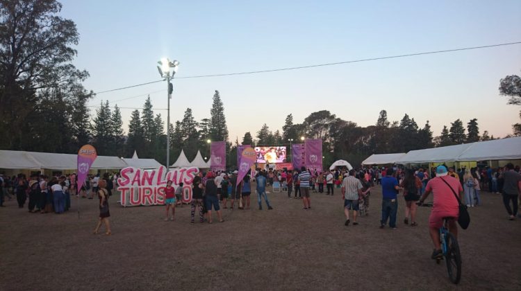 Diversas localidades exponen sus atractivos en la Feria de Turismo