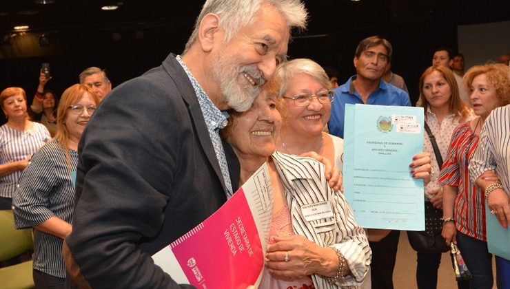 Una tarde de emociones: cien familias recibieron sus escrituras