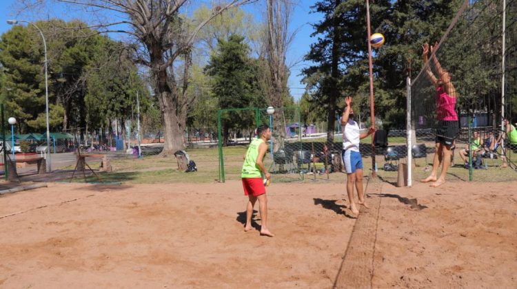 Realizaron un torneo de beach volley en el “Ave Fénix”