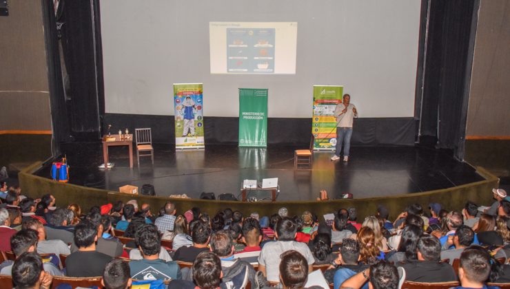 Continúan las capacitaciones al personal del Programa Control y Erradicación de la Mosca de los Frutos