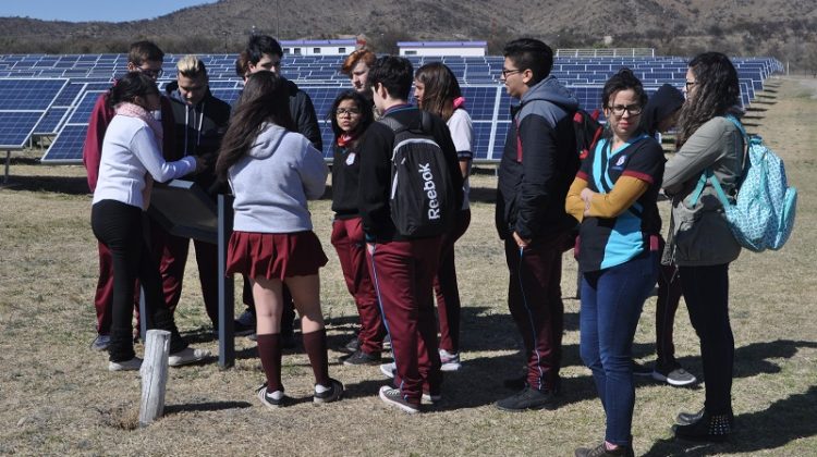 Estudiantes del Instituto “Stoikheia” visitaron el Parque Solar