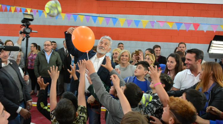 Día de fiesta en el barrio Eva Perón de San Luis: el gobernador inauguró un nuevo salón de usos múltiples