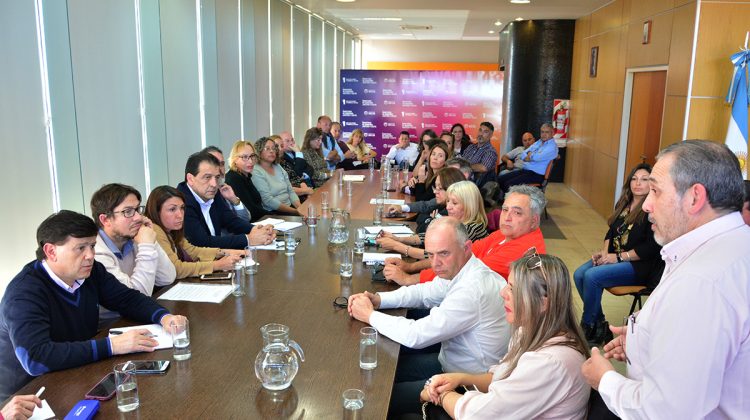 Reunión con directores de escuelas, rectores de universidades y gremios docentes